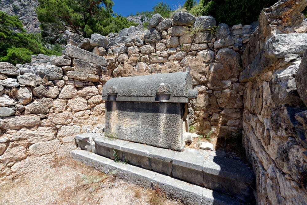 Güney Türkiye, Antalya ili, Arykanda antik Likya kentindeki Doğu Nekropolü'nde bir lahit mezarı.